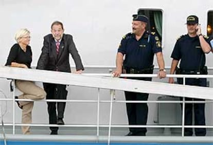 La ministra de Exteriores de Suecia, Anna Lindh, y Javier Solana navegan hacia Elsinor (Dinamarca) desde el puerto sueco de Helsingborg.