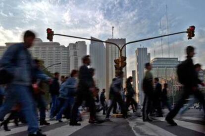 Paso de peatones en una avenida de Buenos Aires, capital de un país de 36 millones de habitantes donde la vida no es fácil: el paro es alto, y el empleo, escaso.