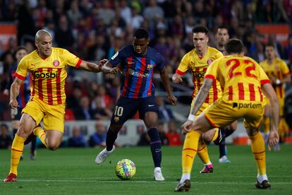 Ansu Fati con el balón durante el partido de la Liga entre el Barcelona y el Girona, en el Camp Nou este lunes.
