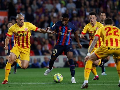 Ansu Fati con el balón durante el partido de la Liga entre el Barcelona y el Girona, en el Camp Nou este lunes.