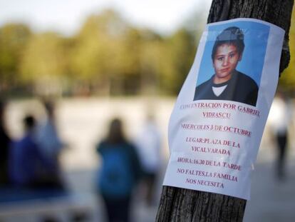 Cartel con la fotografía del niño rumano de 12 años desaparecido en Madrid.