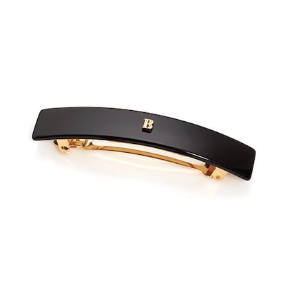 Balmain. Con un discreto logo dorado de 14 quilates sobre resina negra, esta barrette será la opción favorita para las que quieran sumarse a la tendencia de forma sobria y elegante.