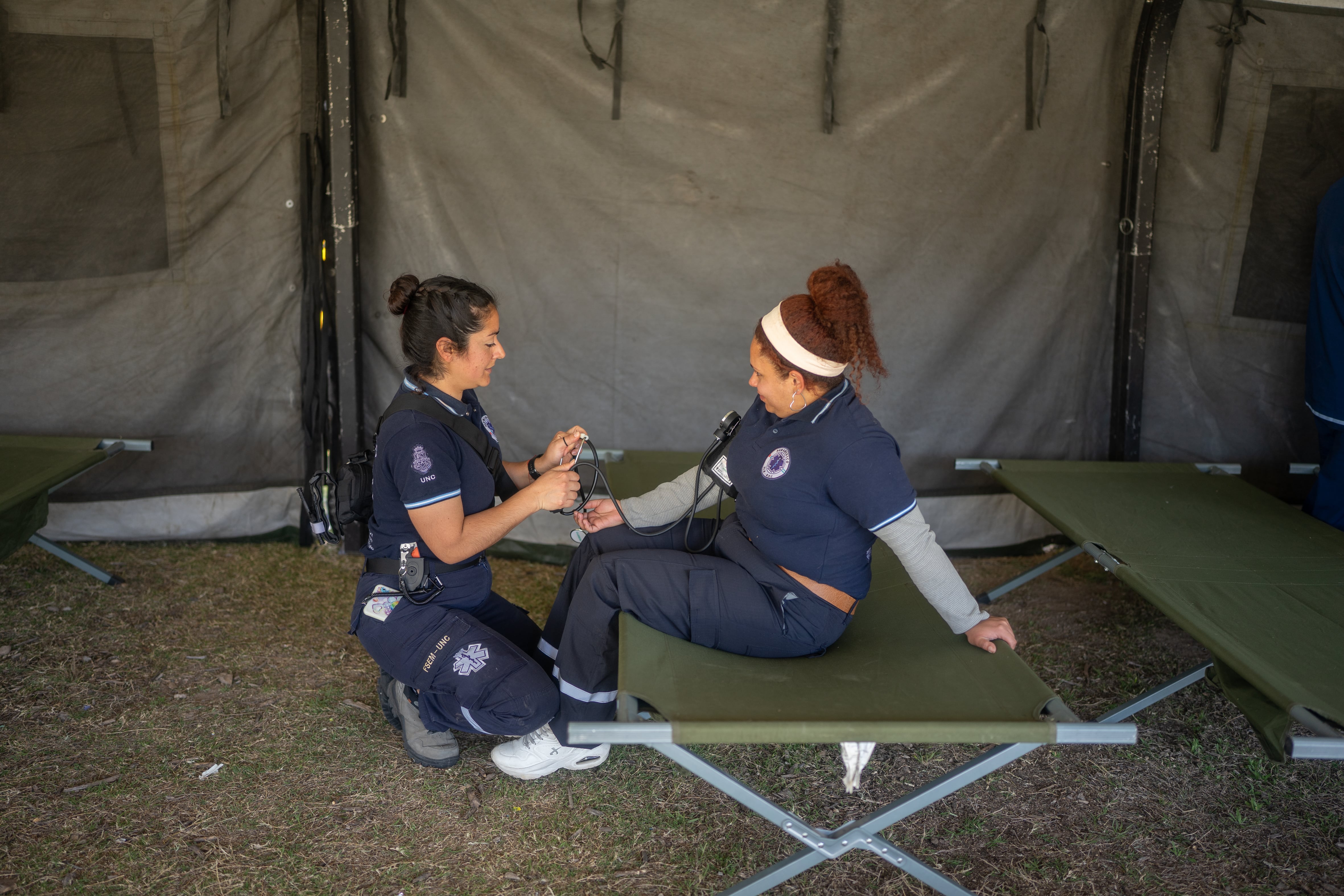 Una mujer es asistida por personal operativo. 
