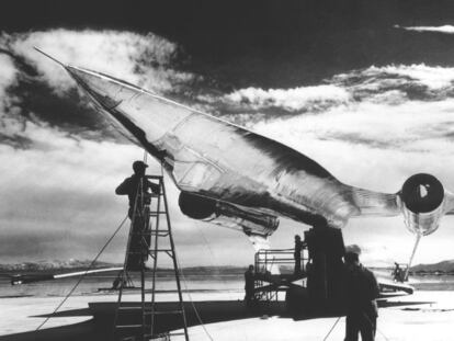 Un avión supersecreto A-12 sometido a trabajos de revisión durante el desarrollo del aparato espía en la base militar de EE UU Área 51 en Nevada a principios de los años sesenta. El Lockheed A-12, un monoplaza encargado por la CIA, volaba a 3.500 kilómetros por hora (Mach 3,35) y a una altura de 4.000 metros. Su sucesor fue el SR-71 Blackbird.