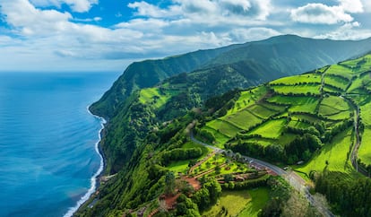 Vista aérea del paisaje y del Miradouro da Ponta do Sossego, en el norte de la isla de San Miguel.