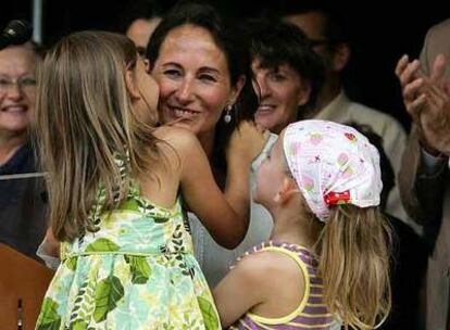 Una niña besa a la socialista Ségolène Royal durante su reaparición pública ayer en Melle.