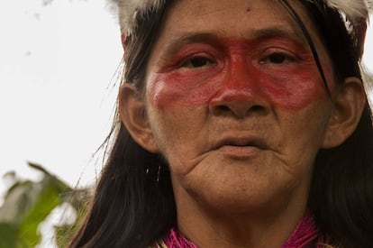 Waodani Okiye significa mujer Waorani en su propia lengua. Estas mujeres guerreras luchan por su pueblo, sus hijos e hijas, por su territorio y por la paz entre los pueblos indígenas que habitan la Amazonía ecuatoriana