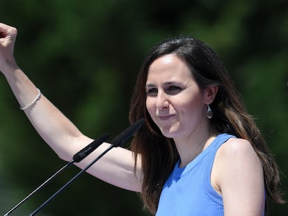 Ione Belarra alza el puño durante la asamblea de Unidas Podemos en Alcorcón, Madrid, este domingo.