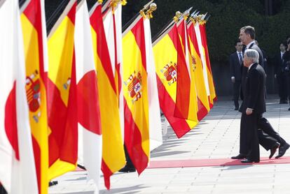 El rey Felipe VI y el emperador de Japón Akihito en la bienvenida oficial ofrecida en el Palacio Imperial, dentro de la visita de los Reyes de España al país asiático.