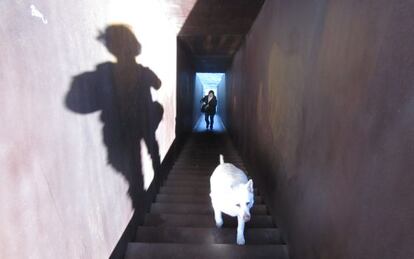 Interior de &#039;Passage&#039;, monumento en honor de Walter Benjamin en Portbou, Girona