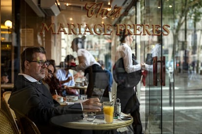 Un hombre desayuna en la terraza en el Café de la Mairie, este sábado.