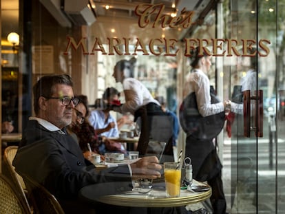 Un hombre desayuna en la terraza en el Café de la Mairie, este sábado.