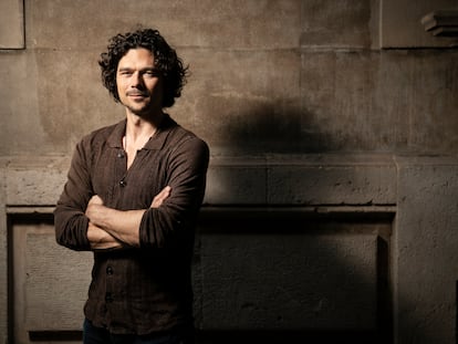 El actor y novelista australiano Luke Arnold, Long John Silver en la serie 'Black Sails', en Barcelona el 2 de junio.