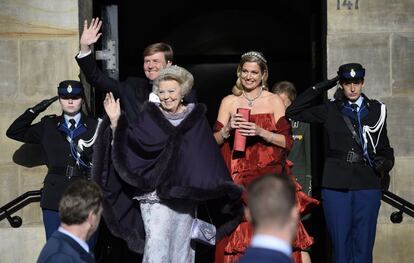 La reina Beatriz de Holanda (c) junto a los príncipes Guillermo y Máxima a su llegada al Palacio Real de Ámsterdam (Holanda).