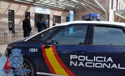 Un vehículo policial, en Cartagena.