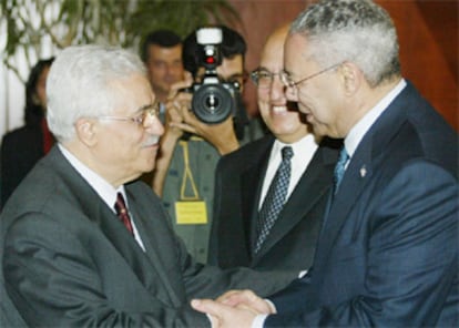 El primer ministro palestino, Abu Mazen, saluda a Colin Powell antes de su reunión.