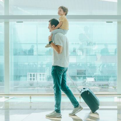 Artículo de EL PAÍS Escaparate sobre regalos para el Día del Padre para los que les gusta viajar.