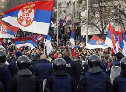 Policías de Kosovo bloquean el paso a manifestantes serbios en la ciudad de Mitrovica.