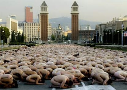 Los voluntarios crean una alfombra humana para Tunick en Montjuich.