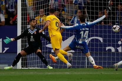 el delantero del Barcelona Robert Lewandowski, remata para marcar el primer gol del encuentro.