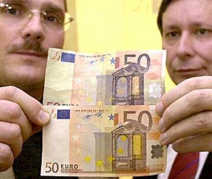 Primer billete falso en euros (arriba), encontrado en Alemania, comparado con uno auténtico.