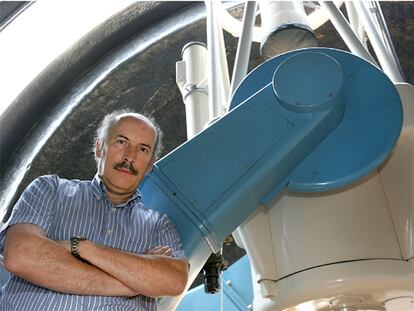 El profesor Docobo en la cúpula del Observatorio astronómico de la Universidad de Santiago.