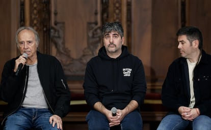 Joan Manuel Serrat y Estopa durante la presentacin este martes en el Ayuntamiento de Barcelona del concierto benfico "Barcelona con Valencia" que celebrar el viernes 29 de noviembre. EFE/ Andreu Dalmau