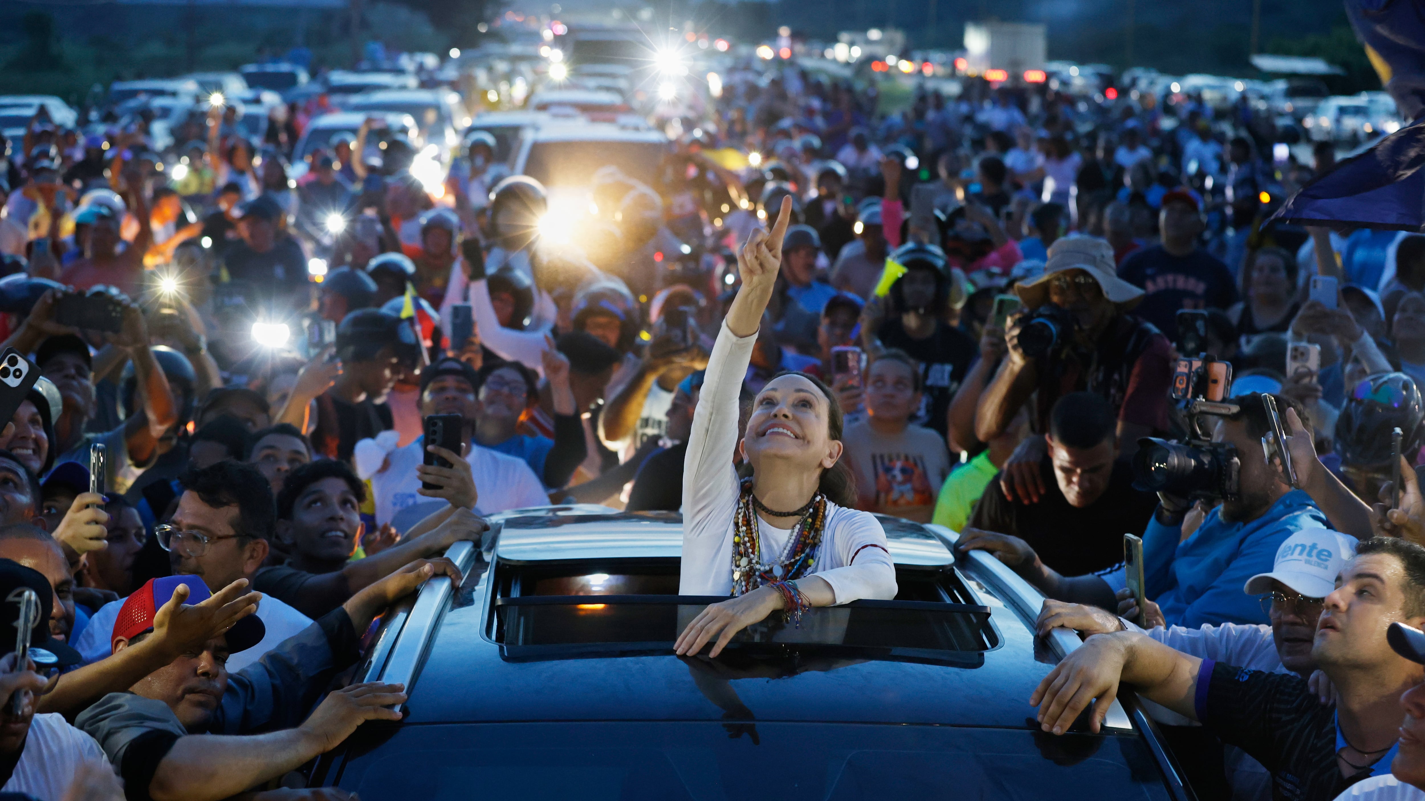 Miles de personas salen a las calles a recibir a Machado: “Viene a apretar el acelerador”