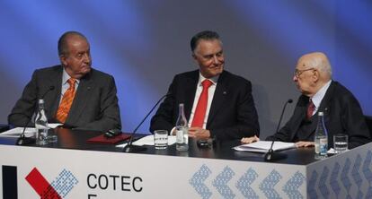 El Rey de España, don Juan Carlos, y los presidentes de Portugal, Aníbal Cavaco Silva (centro), e Italia, Giorgio Napolitano, hoy en Lisboa.