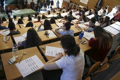 La Generación del 27 ha sido otra de las preguntas de esta opción, algo que estaba en muchas quinielas de los estudiantes al cumplirse el 120 aniversario del nacimiento del poeta Federico García Lorca, uno de los principales exponentes de esta afamada generación literaria. Junto a ello, han tenido que comentar los aspectos "más relevantes" de la obra española publicada entre 1940 y 1974, con su contexto histórico y literario.