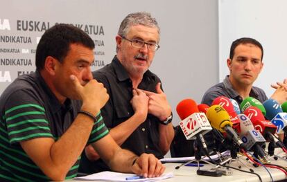 Txiki Muñoz, en el centro, durante la rueda de prensa en la sede del sindicato ELA.