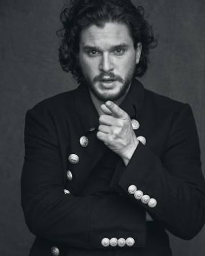 Kit Harington posa con chaqueta de paño con doble botonadura dorada Dolce & Gabbana.