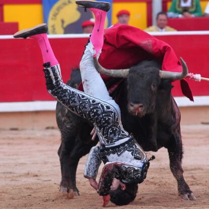 Sebastián Castella, volteado por su segundo toro.