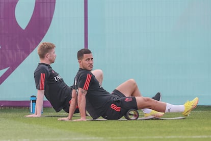 Kevin De Bruyne y Eden Hazard, durante el entrenamiento de la selección belga.