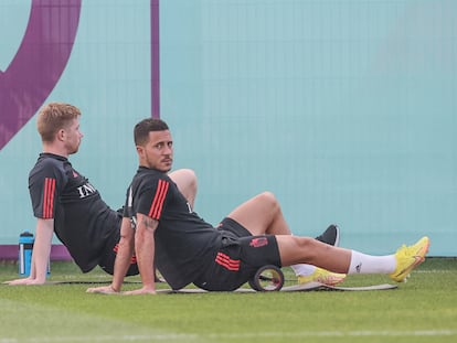 Kevin De Bruyne y Eden Hazard, durante el entrenamiento de la selección belga.