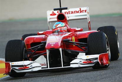 Fernando Alonso pilota el Ferrari F150 durante la sesión en Cheste.