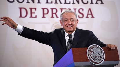 López Obrador habla durante la conferencia matutina en Palacio Nacional, este 15 de mayo.