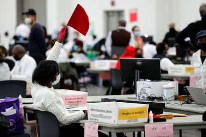 Un trabajador de un centro electoral de Detroit pide ayuda mientras realiza el escrutinio de los votos por correo. Trump cumplió con su amenaza de la noche electoral, cuando se declaró ganador y se autoasignó sin pruebas Pensilvania, Georgia, Carolina del Norte y Michigan. Biden le respondió pidiendo paciencia: “No estoy aquí para declarar que hemos ganado, pero cuando acabe el escrutinio creo que vamos a ganar”. 