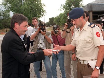 Jon Idigoras se identifica con el DNI a su llegada a La Zarzuela.