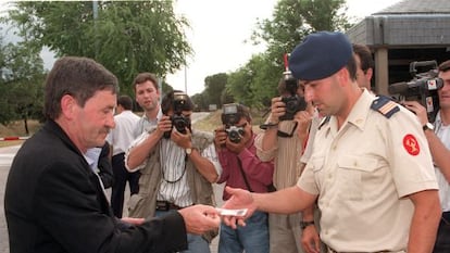 Jon Idigoras se identifica con el DNI a su llegada a La Zarzuela.