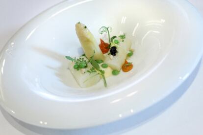 Espárrago blanco de Tudela al natural con lima, romesco y guisantes