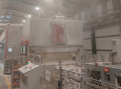 Imagen de la línea de pulido de las calibradoras en la fábrica de Cosentino en Almería, con polvo en el ambiente, en una fotografía cedida por un trabajador.
