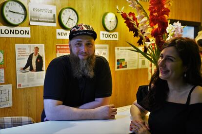 Giorgi Bloshchitsia y su mujer, Veronika, fotografiados el 13 de julio en la recepción del Dream Hostel, ubicado a pocos metros de la catedral ortodoxa bombardeada este domingo por Rusia.