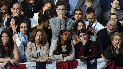 Clinton no fue capaz de comparecer ante los seguidores que la esperaban desde primera hora de la tarde en el centro de convenciones Jacob K. Javits de Nueva York.