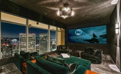 Otra perspectiva del pequeño cine que tiene el apartamento. 'Batman' es una de las obsesiones del actor.