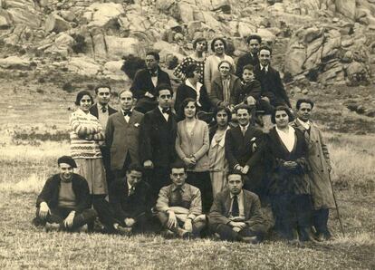 Gil Collado, en el centro, con pajarita, junto a su mujer, Carmen Fernández, y unos amigos en la sierra de Madrid.