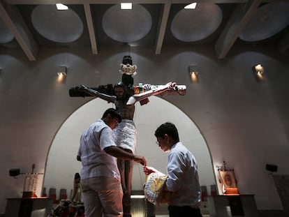Dos jóvenes preparan la cruz de la catedral de Managua (Nicaragua) para los festejos de Semana Santa, el pasado 7 de abril.