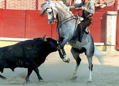 El tercer toro cornea, sin consecuencias, al caballo que monta Andy Cartagena.