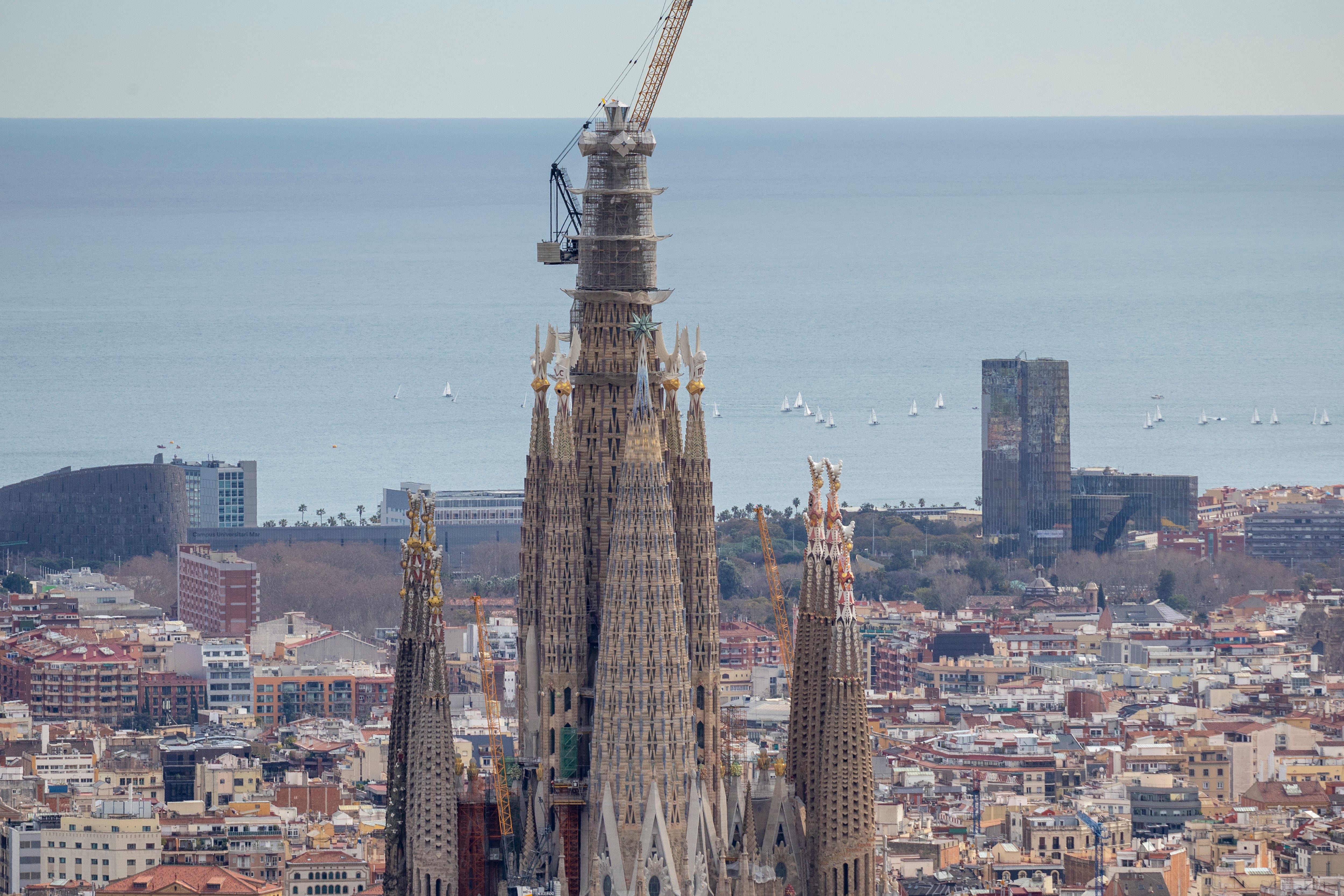 La torre de Jesucristo de la Sagrada Familia de Barcelona, el viernes 20 de marzo, cuando se colocó el último brazo de la cruz.