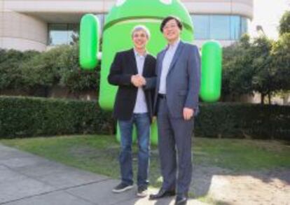 Larry Page, consejero delegado de Google, junto con el presidente ejecutivo de Lenovo, Yang Yuanqing